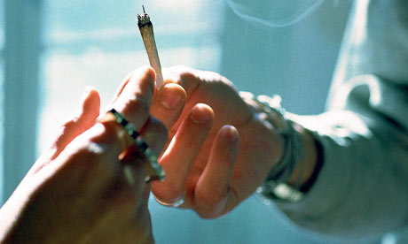 Drug-users-passing-a-join-002.jpg