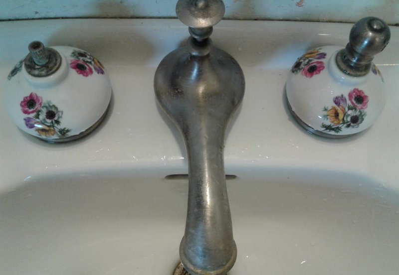 20221126_133334_blue_bathroom_faucet_fixtures_lv_cropped.jpg