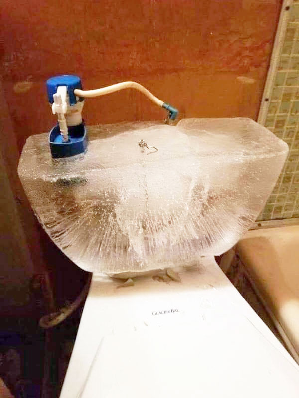 frozen-toilet2.jpg