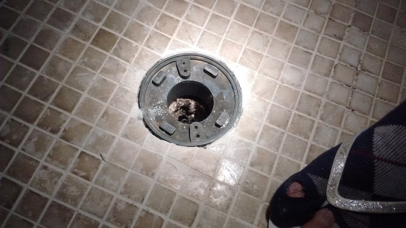 Is there supposed to be some silicone around this shower drain?