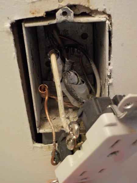 outlet1wires.JPG