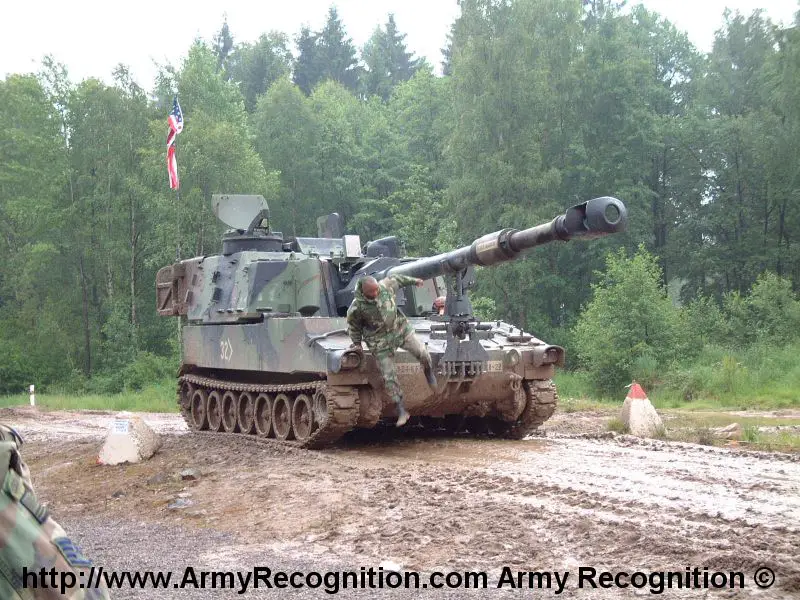 M109A6_Paladin_US_Army_Bhana_2002_01.jpg