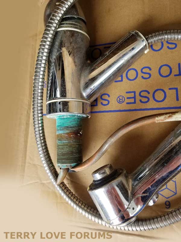 kitchen-faucet-removal-01.jpg