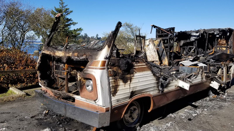 motor-home-burnt-up-01.jpg